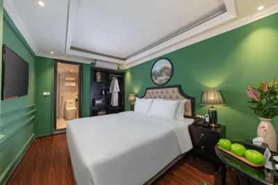 高级大床房 — Madelise Adora Hotel & Travel